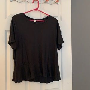Women’s medium top with slight ruffle at bottom
